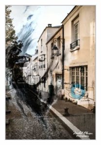 MissTic artiste de street-art, reconnue pour ses pochoirs de femmes brunes accompagnés d'aphorismes poétiques sur les murs de Paris.