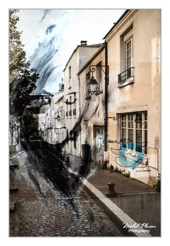 MissTic artiste de street-art, reconnue pour ses pochoirs de femmes brunes accompagnés d'aphorismes poétiques sur les murs de Paris.