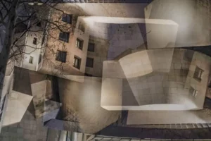 Composition architecturale abstraite de la Cinémathèque française, avec des effets de superposition et de reflets, mettant en valeur les courbes et volumes du bâtiment.